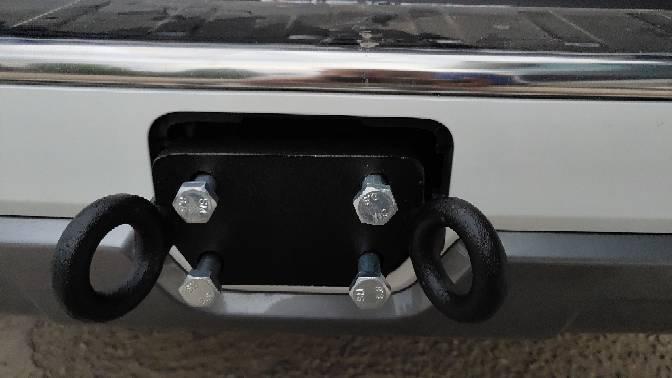 2020款哈弗H9车主都来看看自己的拖车钩位置是否4个螺丝孔偏移不在中心线，如果不在买的拖车钩就无法安装，这也算是厂家的一个要吐槽的地方，对上孔就是偏的，但是安装不进去。