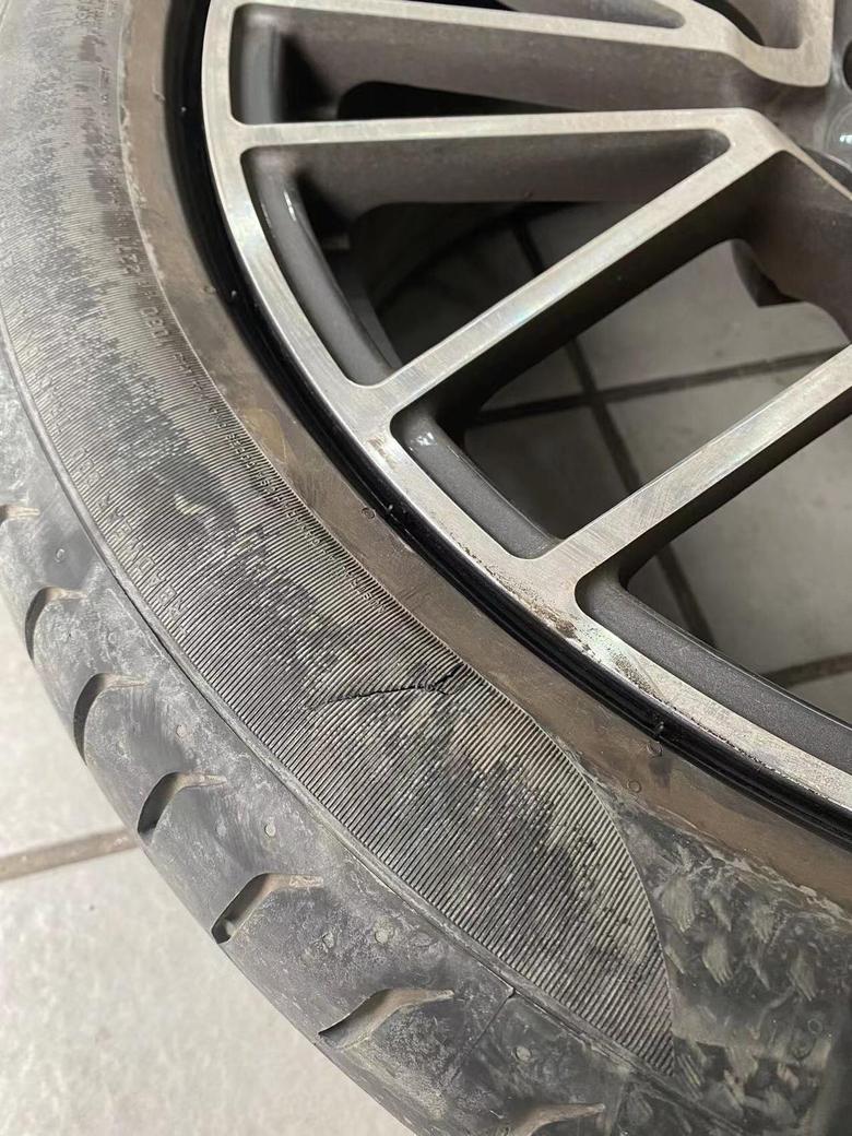cayenne大神帮我看看左前车胎是上马路牙子弄的还是下马路牙子弄的，车的右后轮毂是怎么刮蹭的前进挡还是倒退挡。谢谢各位大佬