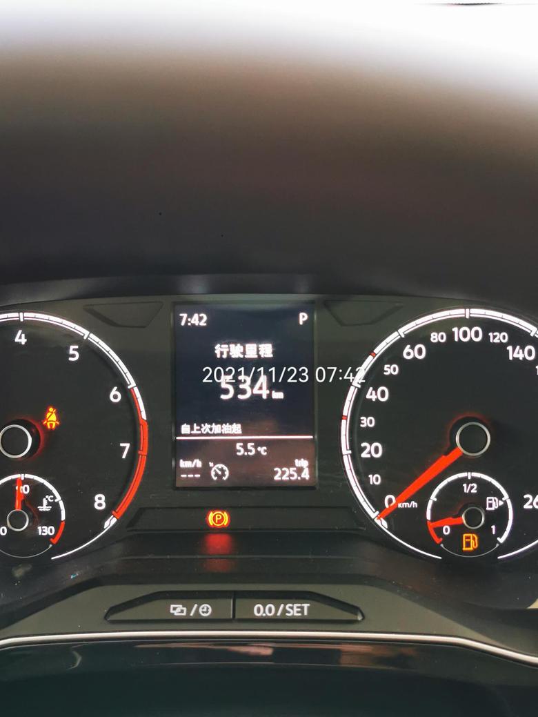 捷达VS7悦享版，加95号汽油，350元钱，跑了534公里，油价是八块01分，其中，高速跑了140公里左右，其余的就在杭州市区跑，平均算起来是六毛多一公里，这油耗应该还不错吧！