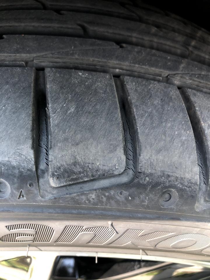明锐 轮胎平时没怎么注意看，今天洗车的时候看见的、全是裂纹，奇怪的是就左边两个轮有！这是怎么了！