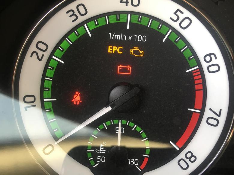 明锐 车辆通电后仪表盘显示EPC和发动机故障灯还有电池灯是怎么回事？