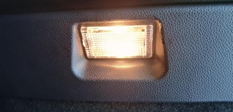 星途凌云?实用车品换了个LED的灯珠。比原厂昏暗的灯光亮多了。简直是太阳般的光芒一字螺丝刀图片箭头处撬开。很简单的替换即可