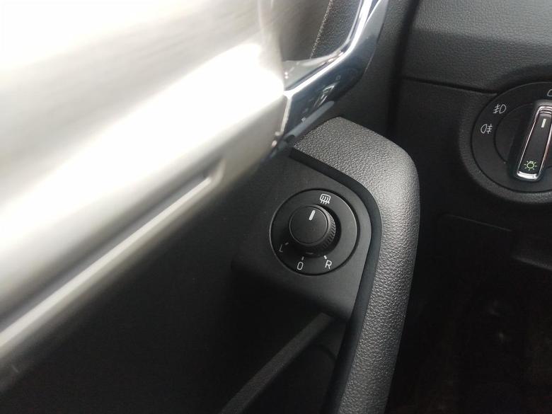 明锐没一键启动和无钥匙进入，最常用的按键就是钥匙上的开锁和解锁了，车内最常用的按键是调节空调按键了。