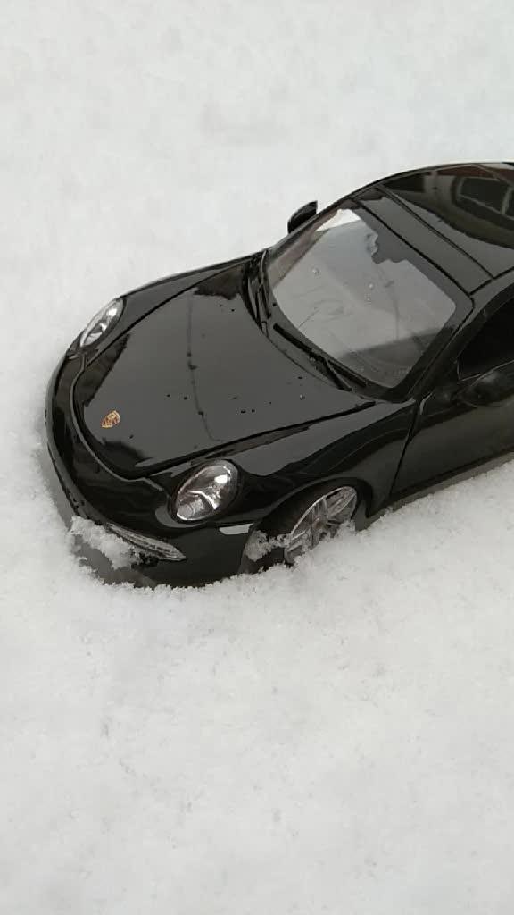 保时捷911在雪中的保时捷是不是很酷！！！