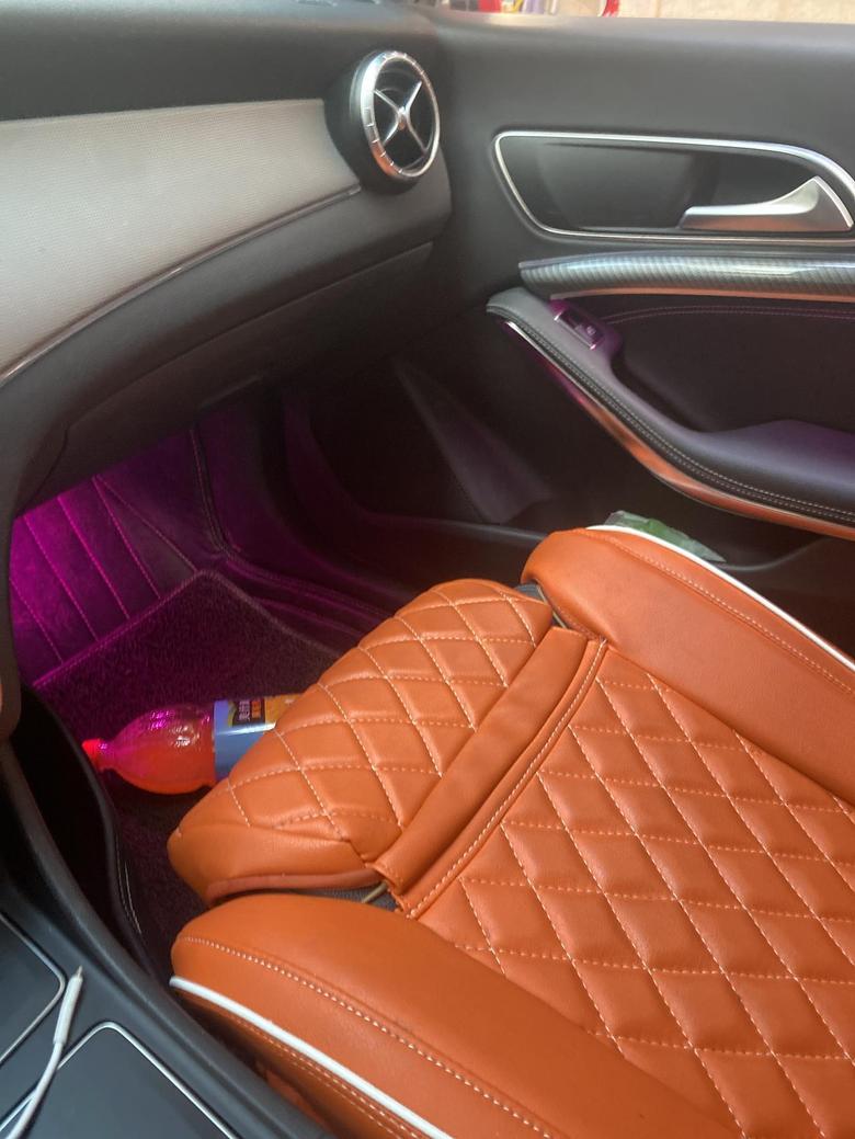 奔驰cla级 17款C200时尚车内氛围灯怎么能变色一直是一个颜色