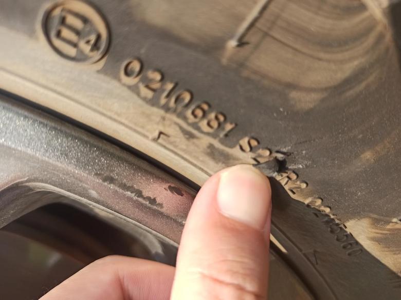 长安cs75，2020款的，左前轮胎蹭破了一点，请问各位大神需要更换轮胎吗？