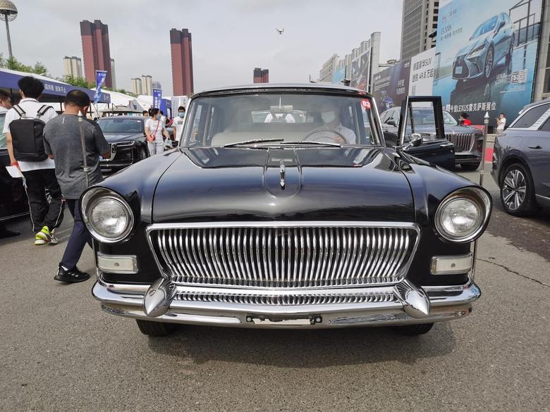 红旗e hs9-致敬经典，新中国第一辆高级小轿车，CA72也是中国品牌第一次登上莱比锡国际车展，被誉为“中国的劳斯莱斯”。