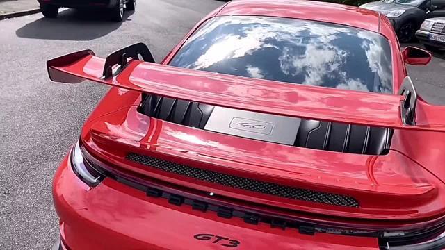目前，GT3确实是保时捷911家族仅存的自然吸气车型，经典的蛙眼大灯，与引擎罩、前杠的线条，贯穿尾灯