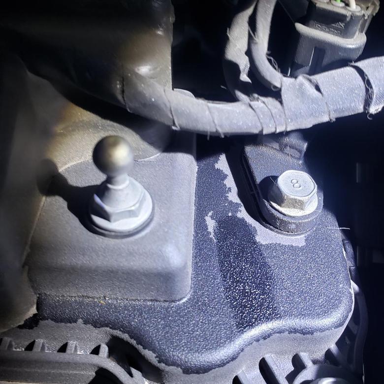 索纳塔发动机上有一处漏油，是通病吗？把发动机盖子拿了就能看见了。