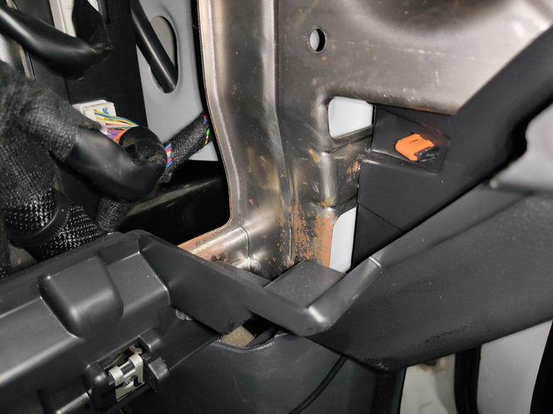 长安cs75 今天换空调滤芯打开手套箱里面横梁竟然生锈了，才两年的车