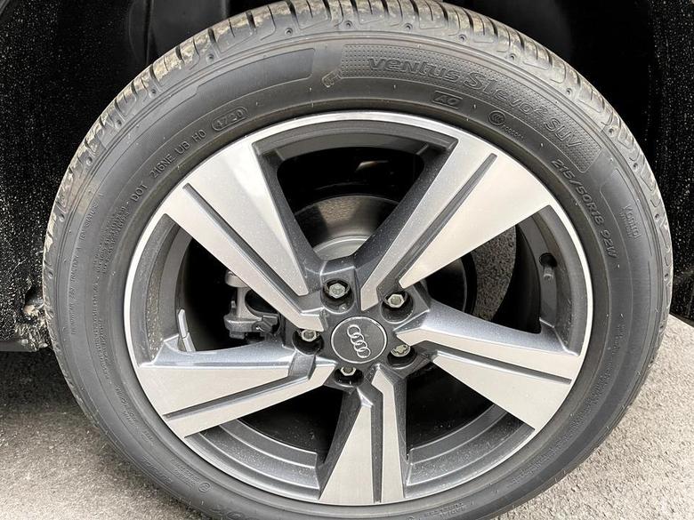奥迪q2l 请问一下各位2021款时尚动感型白色的车配的是黑色轮毂吗？我买的怎么是灰色轮毂？