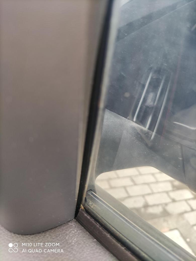 长安cs75 副驾驶前窗怎么会有锈，后备箱两边缝隙不一样大，这个是什么问题呢