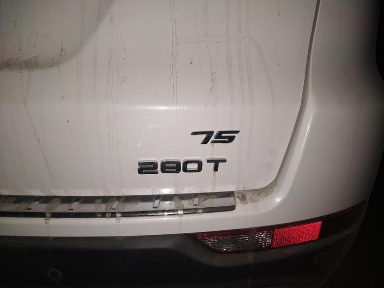 问一下长安CS75新买的车车后面没有CS的标志说是让厂家从新发一套标志过来我能不能不让他贴直接要求换车行不行