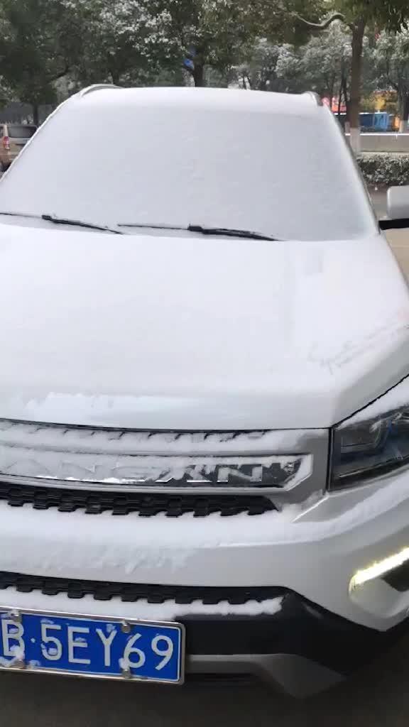 长安cs75 下雪了，车上全是雪
