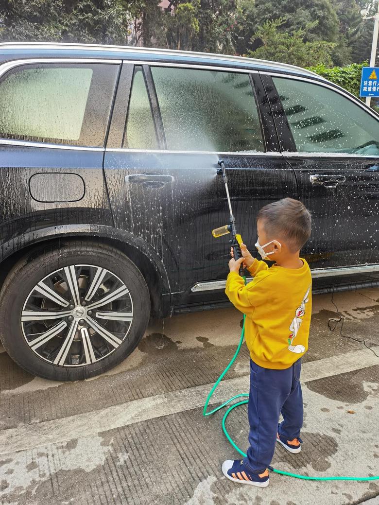 沃尔沃xc90 带儿子洗完车，还没来得及擦干净，就要赶去接女儿放学了只能路上风干，无接触擦车啊