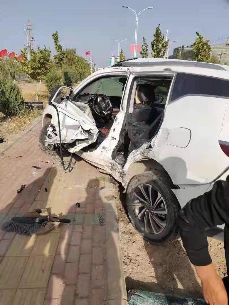 远景x6 10月8日出车祸，被货车撞击驾驶位，推行3米左右，驾驶员肋骨，锁骨骨折。