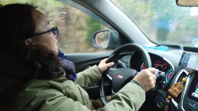 科沃兹我家的新手老司机首次自驾乡村公路，给她点赞！！