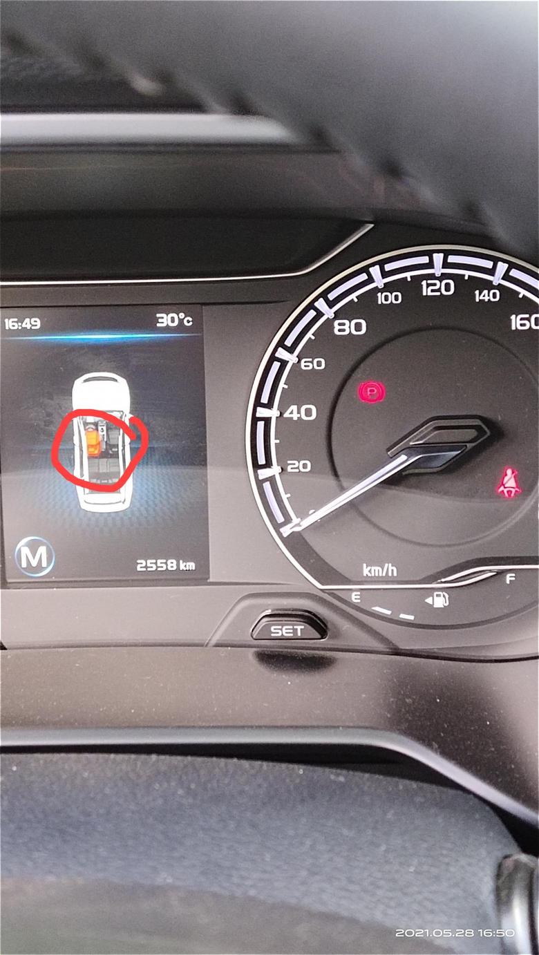 远景x6 车一打着火此区域就显示一片红色，售后说是没系安全带，安全带标识不是在时速表右下角吗？这正常吗？