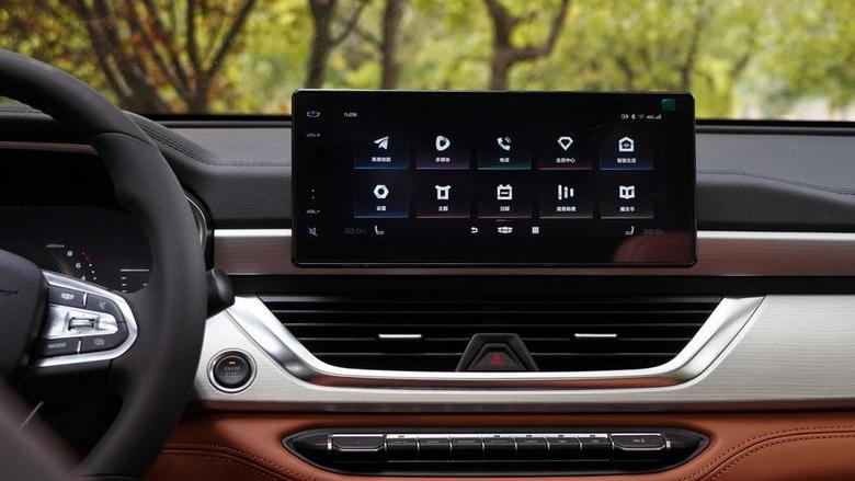 远景x6 GKUI系统，集成了语音交互，导航，远程控制等功能。简单的讲，上车一句“你好吉利”，它就能帮你解决大多数问题。如果你家孩子在车上，这种新鲜体验也能为他带去不少的欢乐呢。