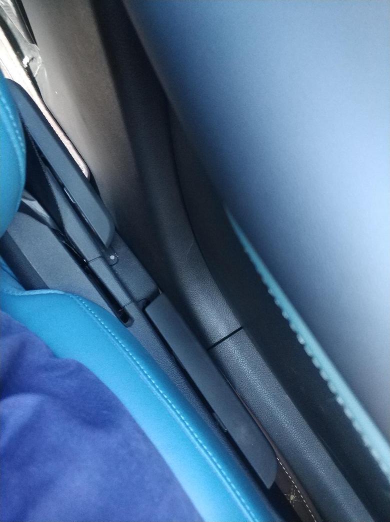 宋pro宋二代驾驶座垫下边有个横向把手是做啥用的好像不是调节座椅的