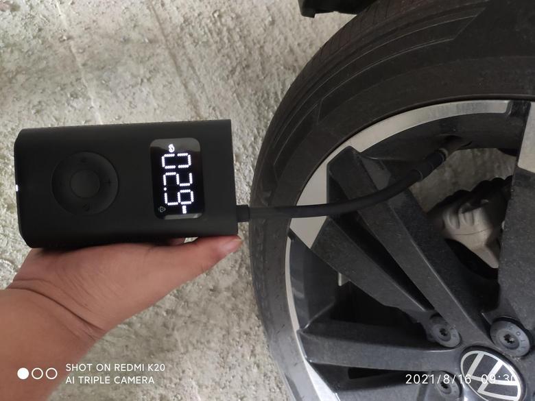 探影最近新购的小米充气筒。测试一下我的轮胎胎压。发现都高到2.9了，是我的测试方法不对，还是小米充气筒不准确？四个轮子的胎压都是一样的。