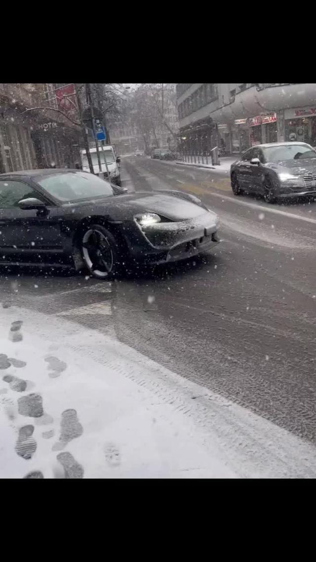 瑞士，雨雪天，电动车taycan4s出门一点都不慌