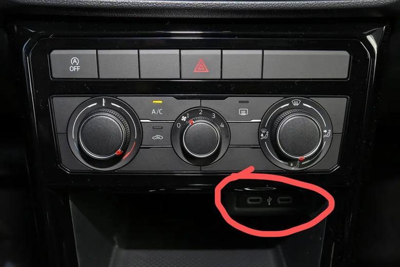 探影、1.5L悦，空调下面的充电口看上去不是USB接口，请问是需要买什么转接头吗？