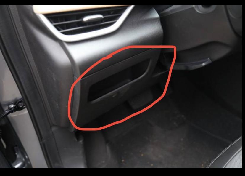 科沃兹买了行车记录仪需要从车内保险丝盒接电，这个保险丝盒怎么打开？已经找到保险丝盒位置，但是撬不开，有什么技巧或者特定的打开方法么？