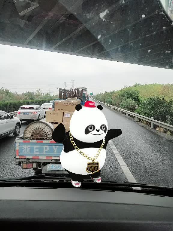 长安cs75 堵车了，把小熊猫拿出来玩玩