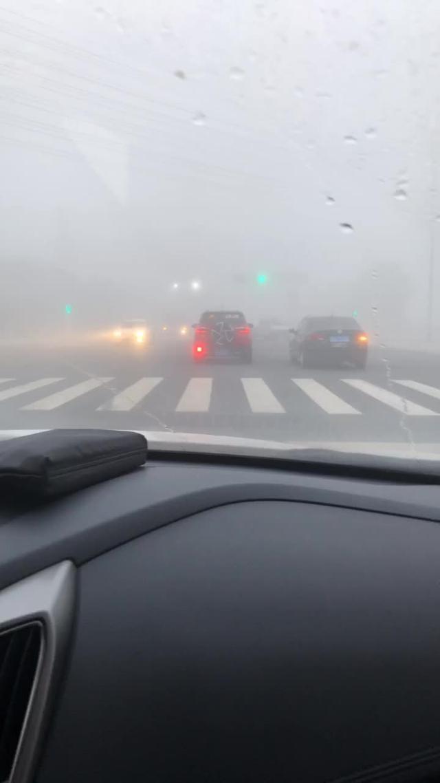 长安cs75 雾天出行，注意安全