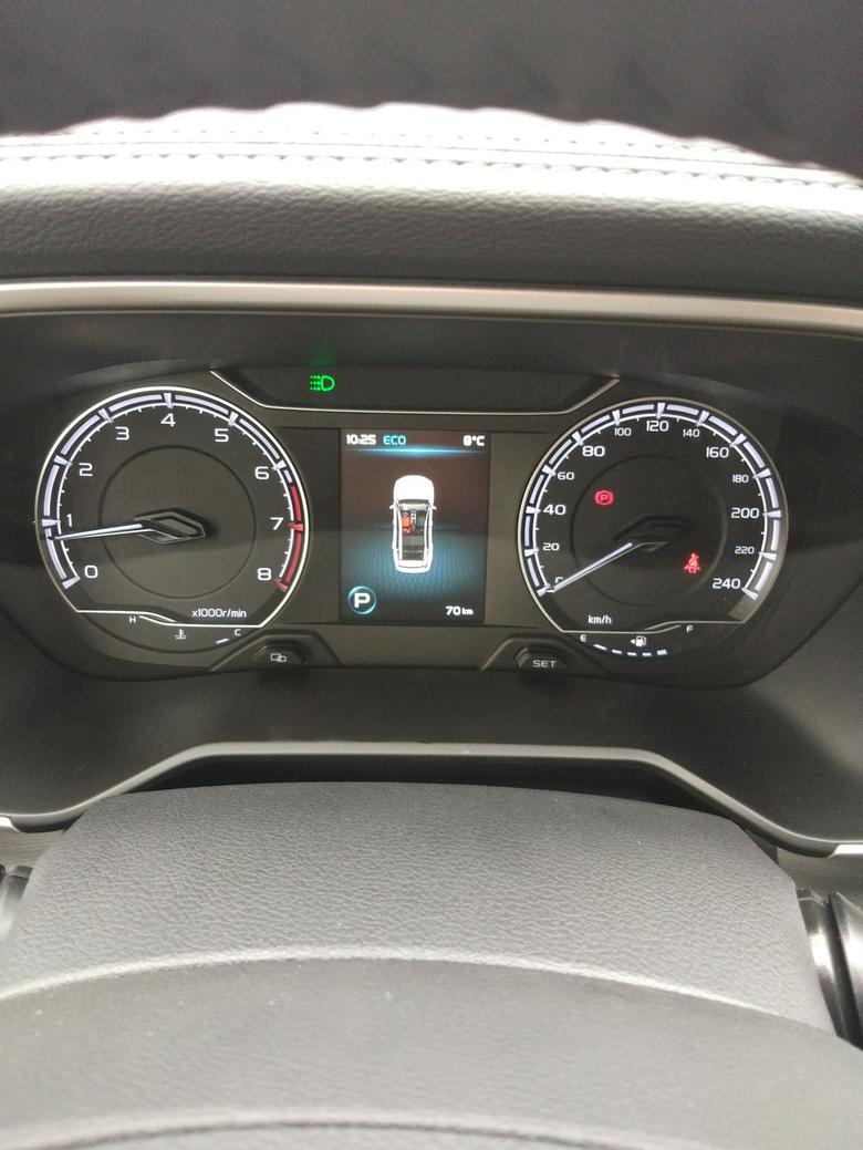 吉利远景X62020款仪表盘车辆中间那个红色的显示是什么？正常吗