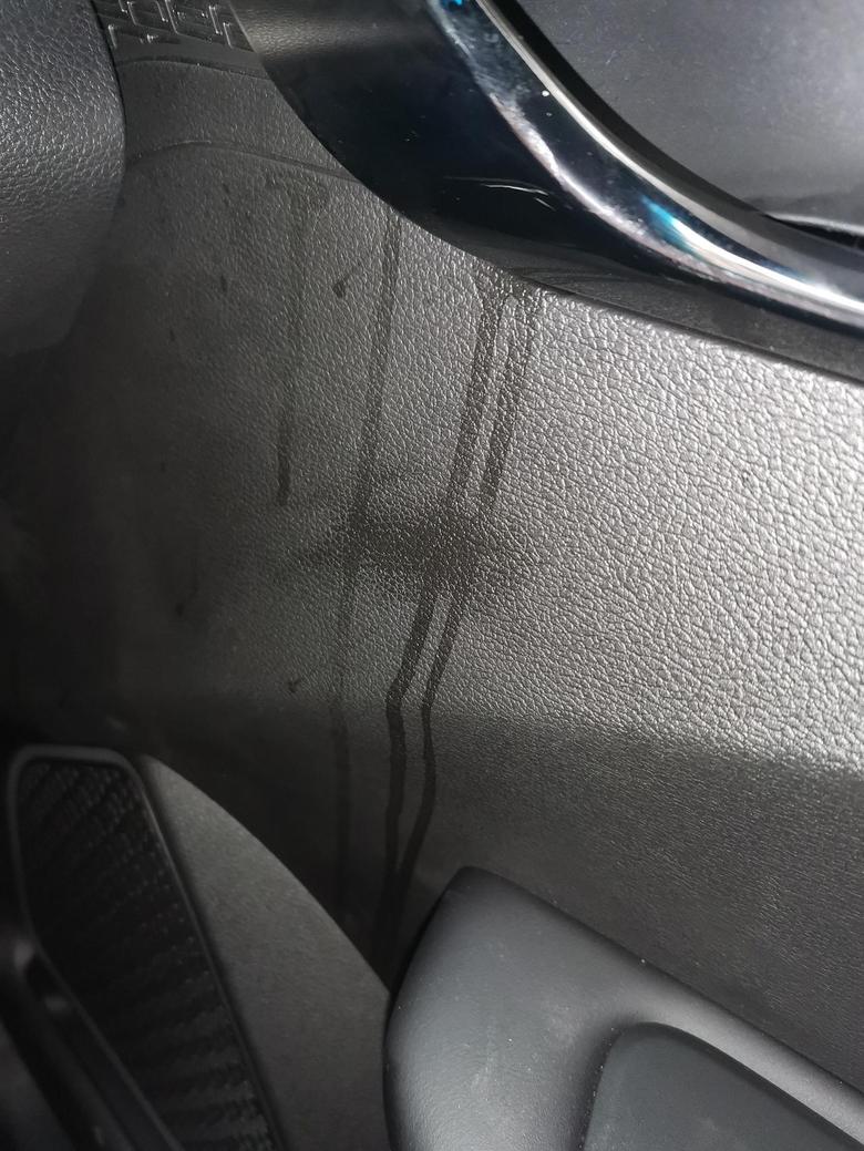 新提的缤瑞不到一个月，平常很少开车，这些天下了点雨，然后车内就这样了，车内一点水都没有，但是车门就是有这些水渍，包括最后一张图，副驾驶脚边都有水渍，大家知道是什么情况嘛，我这个车贴过膜