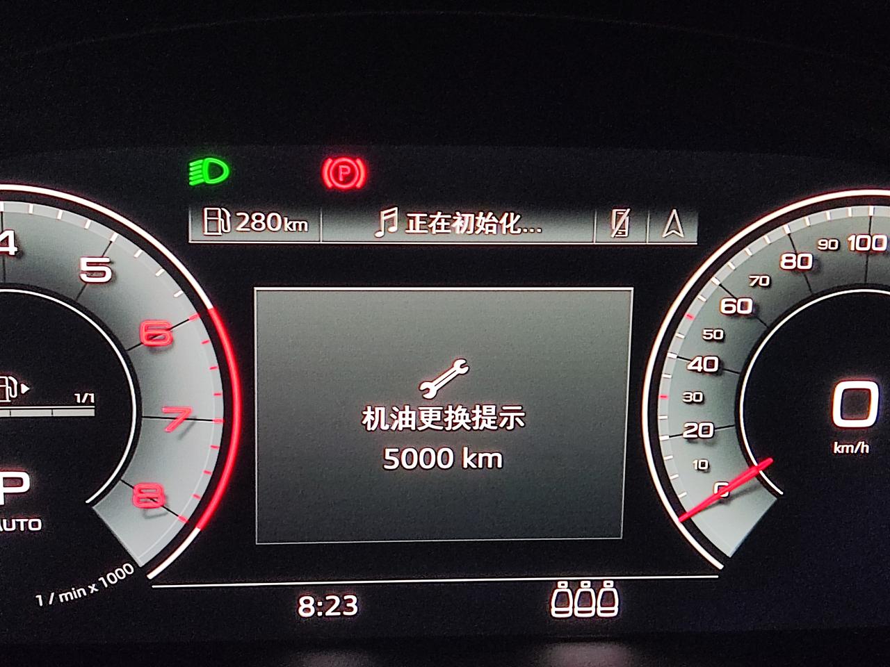 奥迪Q5L 兄弟们，刚买的车为什么每次开车都要显示机油更换提示，表显71km。还有车机开机实在是太慢了，你们也有这种情况