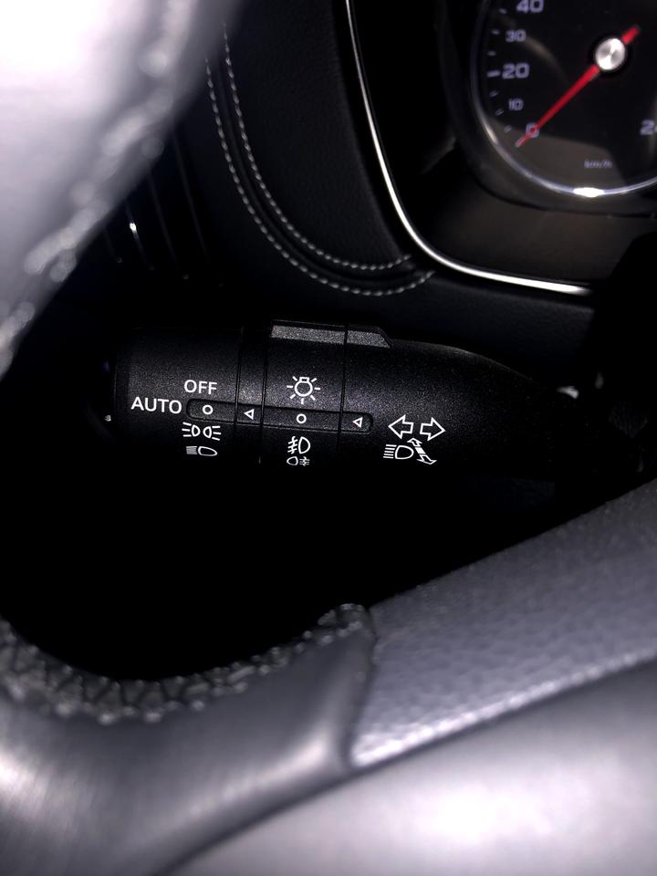 荣威RX5 荣威rx5 前段日子晚上的时候只要启动车辆 近光灯和示宽灯就会自动亮。这段日子也不知道什么情况  启动了也不