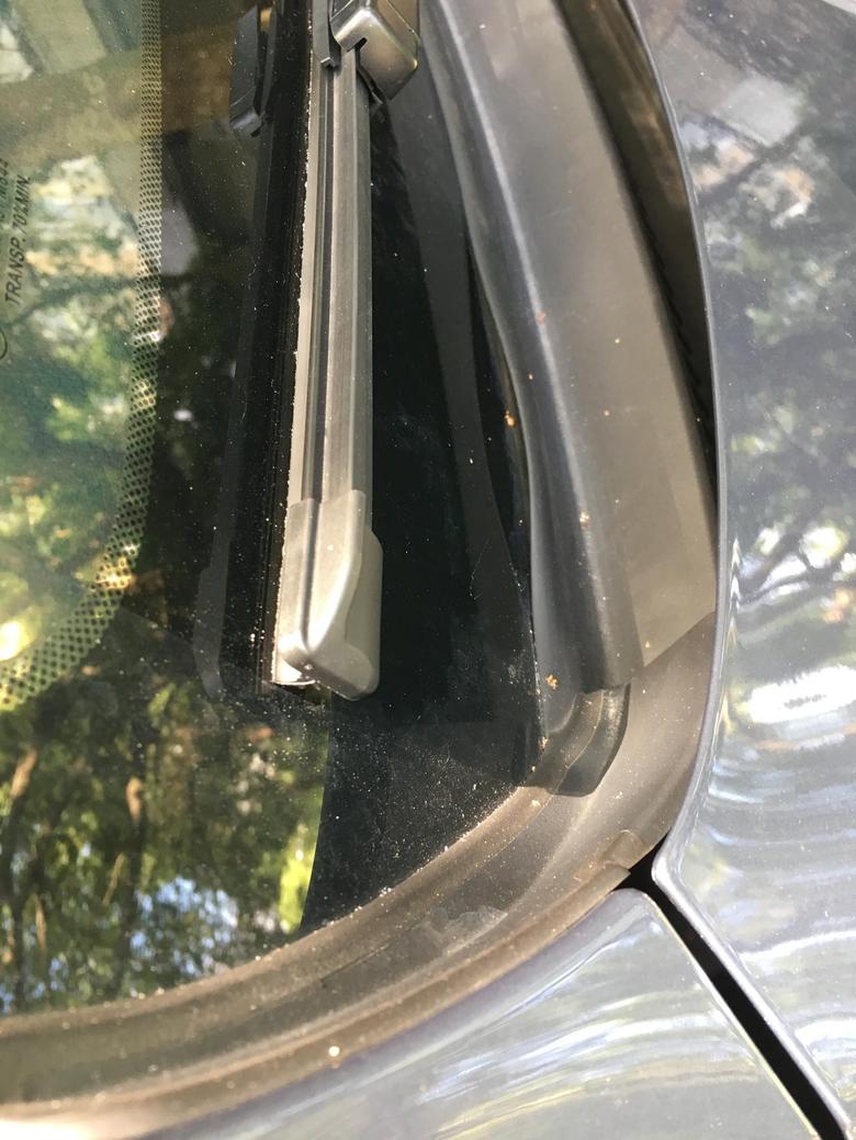 宋pro提车两个月了，今天发现前挡风玻璃右下角的胶条貌似开胶了……下午去4S售后看看