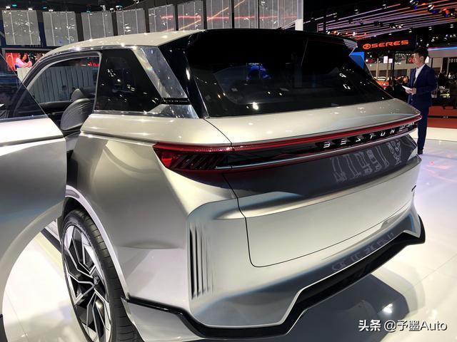 奔腾T99在上海车展亮相。