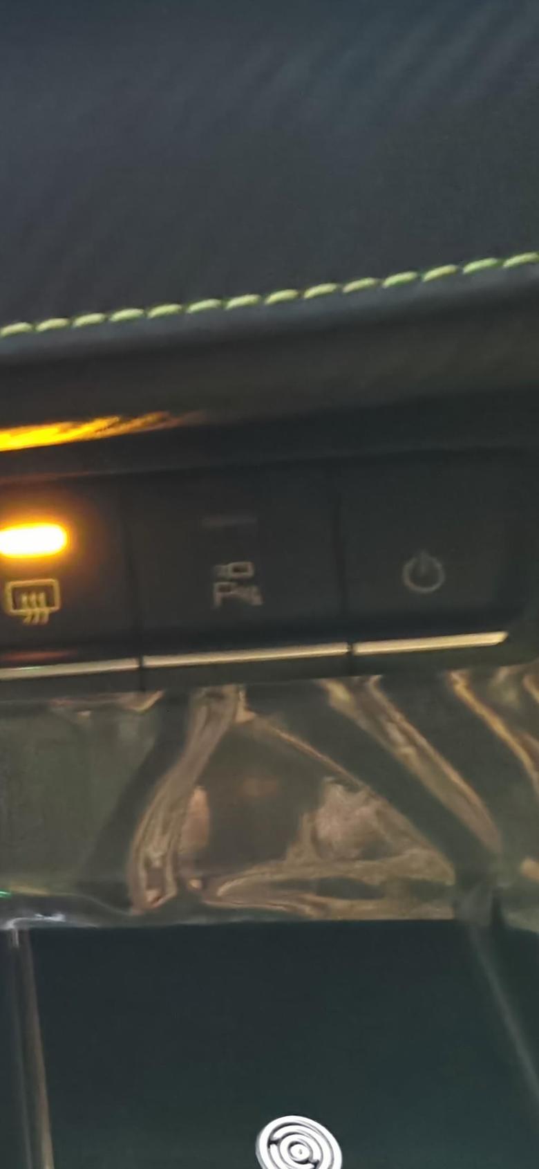 哈弗h6s 灯亮着是后窗除霜按钮，后面的按钮是什么功能