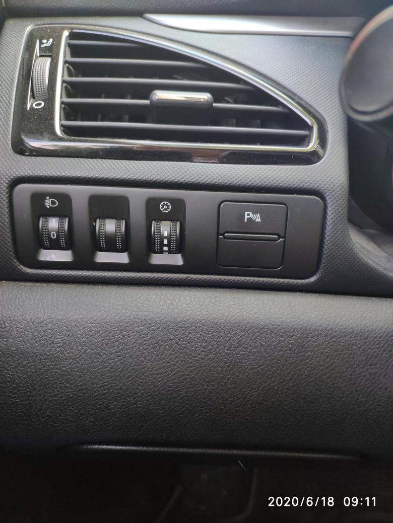 奔腾b70 中间和最右边的按钮是干啥用的？哪位车友知道？