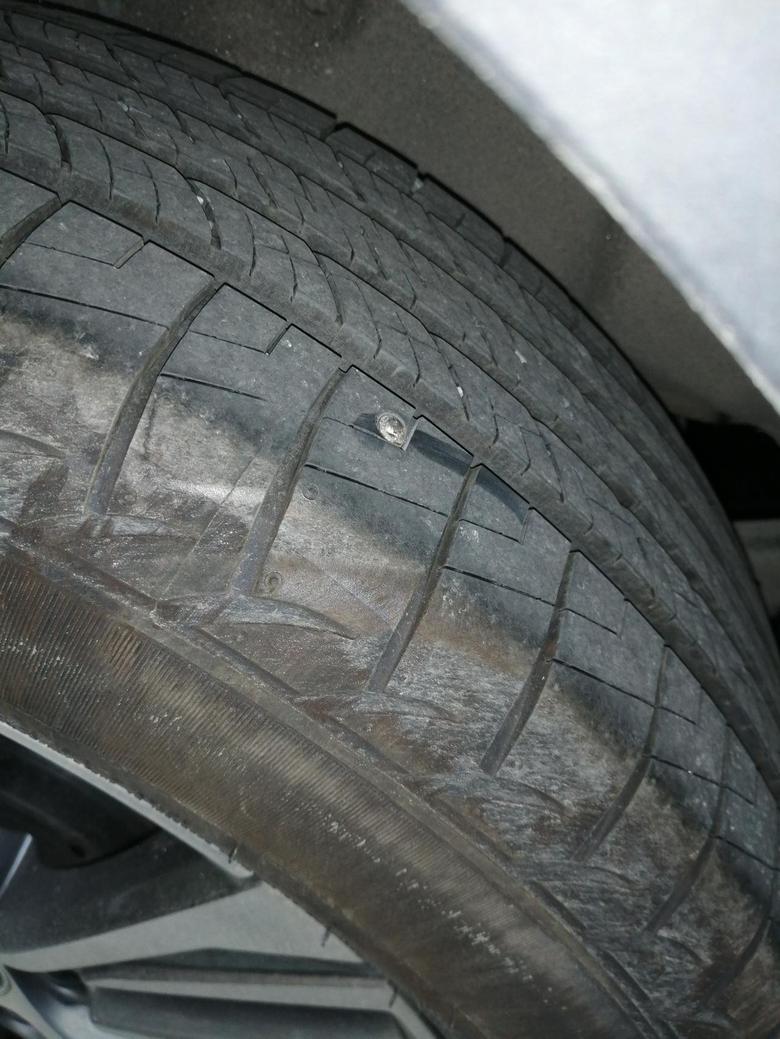 宋pro昨天没事瞅了瞅车子，发现有个轮胎上扎了一个钉子，我不知道钉子多长，也没发现漏气，这个需要去处理下吗？