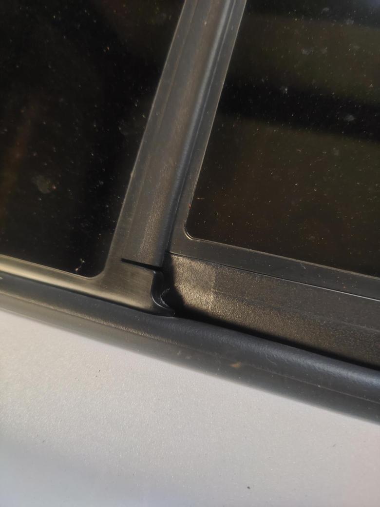 宋PRO车友们，你们的天窗也是这样么？胶条凹陷下去？两边都是这样，也扣不起来。