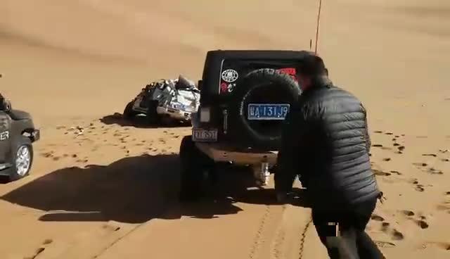 牧马人最新沙漠事故，车翻了五十多圈才停下来，车主没寄安全带