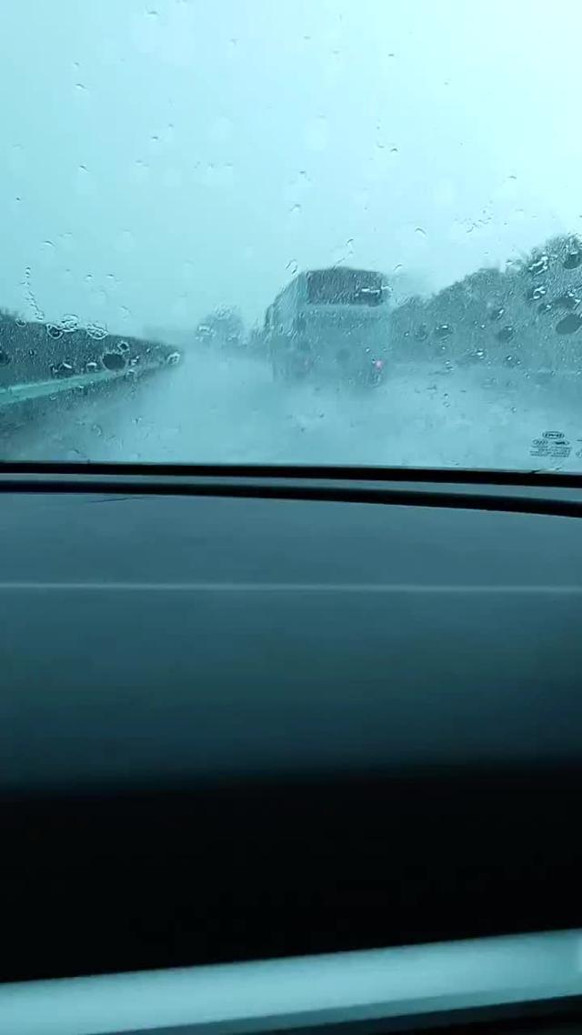 宋pro今天在暴雨中测试了车道保持，真香。第一场雨太大了，acc报警，局部地方雨过大不敢用。