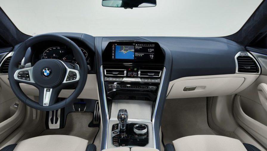 宝马8系8系车内配备Vernasca真皮运动型座椅，方向盘换档拨片，全车环境氛围灯、全液晶仪表盘和10.25英寸的中控显示屏。而配置方面全系标配BMW智能钥匙、无线充电、iDrive7.0系统、HUD抬头显示。