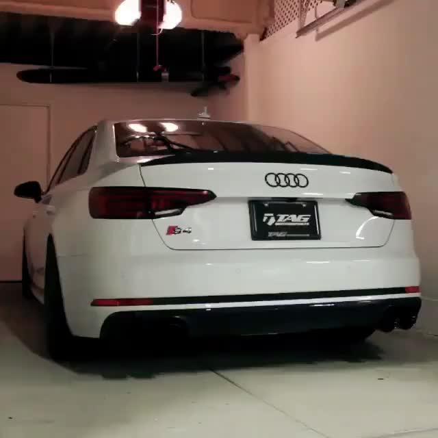 Audi奥迪S4白色轿车