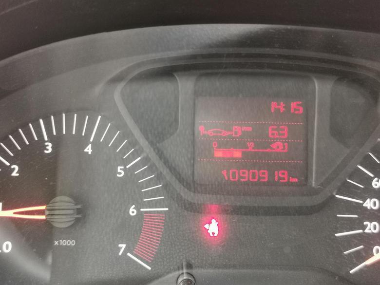 雪铁龙c6我的车子在油耗显示卡住不变化，并且显示盘上出站这个图标是什么意思？