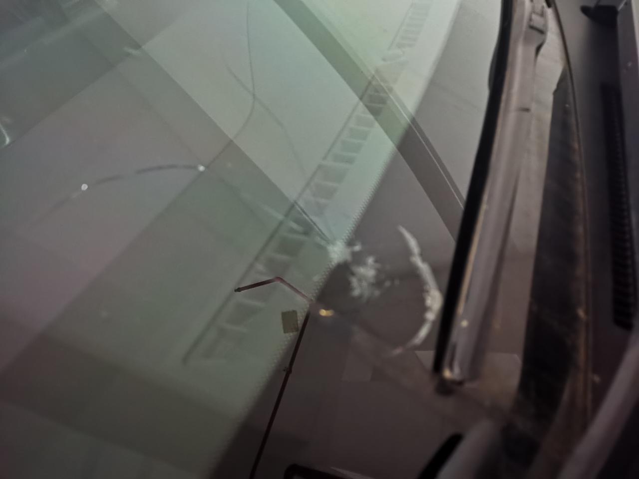 奕泽izoa前挡风玻璃被石头砸了裂缝，影响驾驶安全吗？如果换整块玻璃需要多少钱？