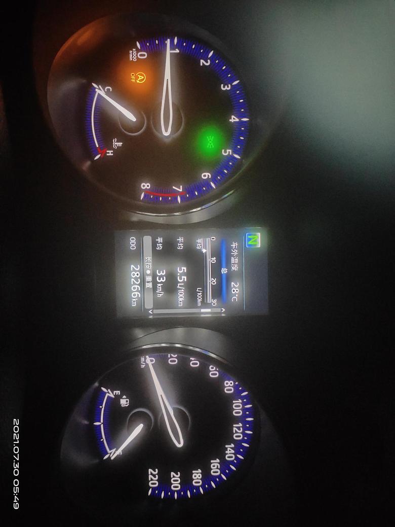 奕泽izoa奕泽一年半目前行驶了28000公里左右，城郊综合路况，单程33公里，25个红绿灯，表显平均油耗5.5，实际每次加油量除以开的里程数，和表显差不多，
