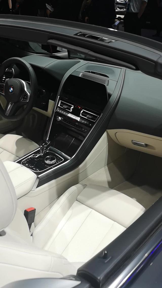 宝马8系的内饰，全液晶仪表和中控，白色的座椅显得很有气质。