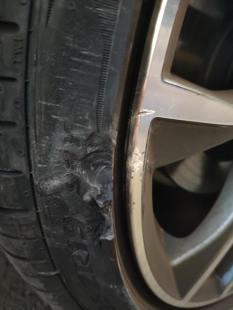 提车两个月，买车前就听说奥迪S4的轮胎很容易出问题。果不其然，今天没留神，右后轮蹭了马路牙子，轮胎凸起部分蹭掉了一块，请问需要换胎吗，还是可以不管接着开?先谢过了！