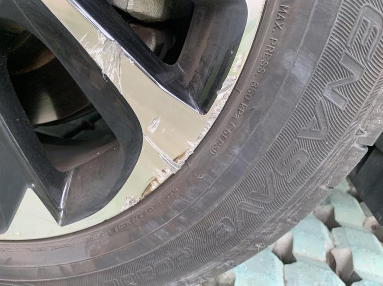 奕泽izoa如图。昨天转弯轮毂不小心磕到马路牙子请问轮毂能修复么？还有个问题就是对轮胎有安全隐患么？